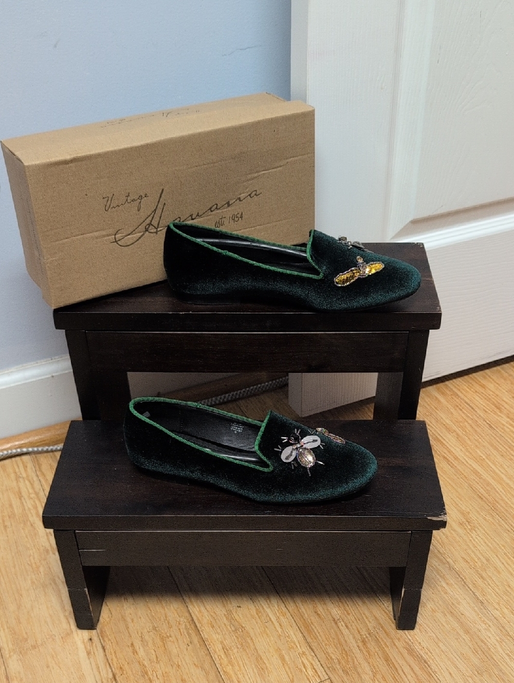 Vintage Havana Sue Hunter Green Velvet Embellished Bee Fly Loafers Size 6. NEW